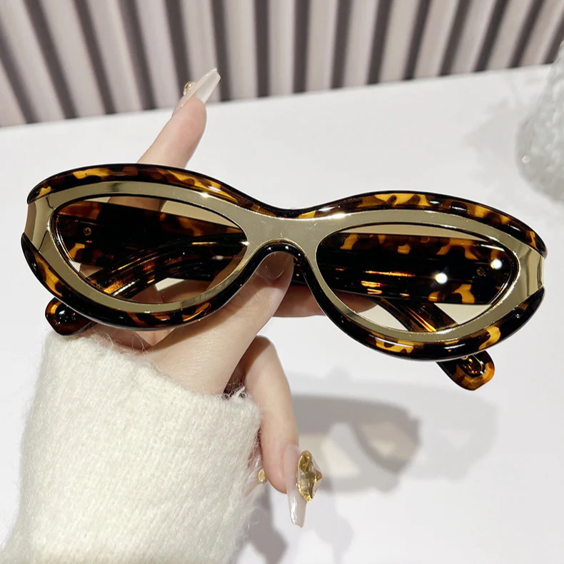 Chic Tortoiseshell Oval Sunglasses